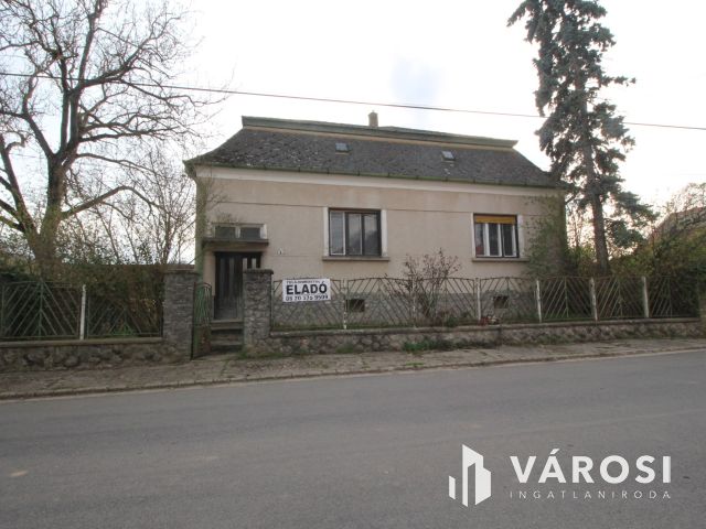 Impozáns kúria épület, az Alpokalján lévő Peresznyén