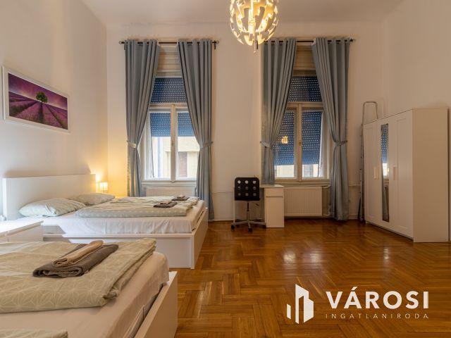 Jó állapotú magasföldszinti lakás az Urániánál!