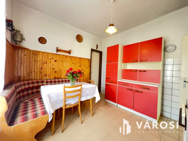 Felújítandó kádár kocka Balatonszárszón