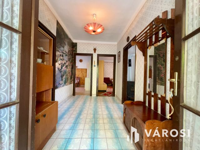 Felújítandó kádár kocka Balatonszárszón