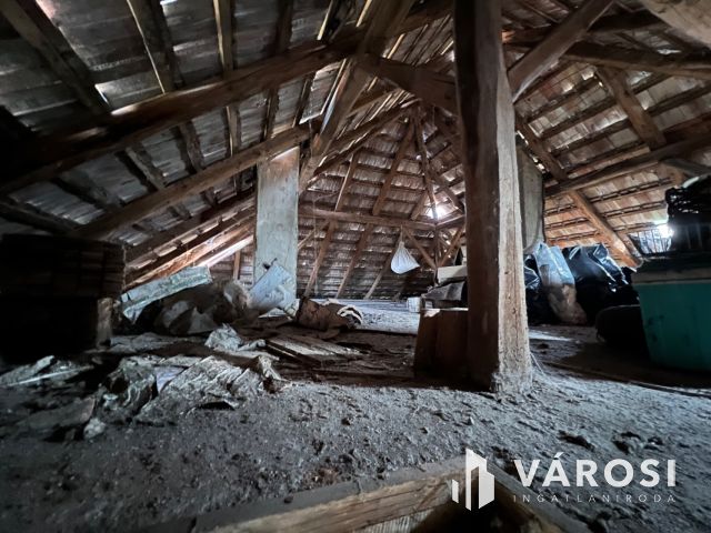 Felújítandó kádár kocka Balatonszárszón